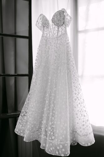 Robe de mariée suspendue dans une chambre au Château las Collas