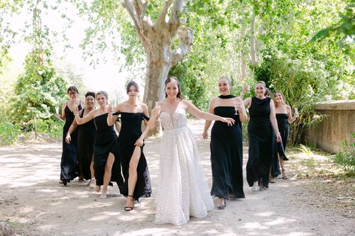 Mariée entourée de ses demoiselles d'honneur au Château las Collas