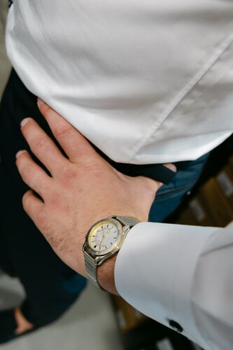 Détail de la tenue du marié et de sa montre