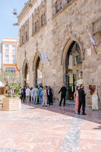 Arrivée des mariés devant la mairie de Perpignan