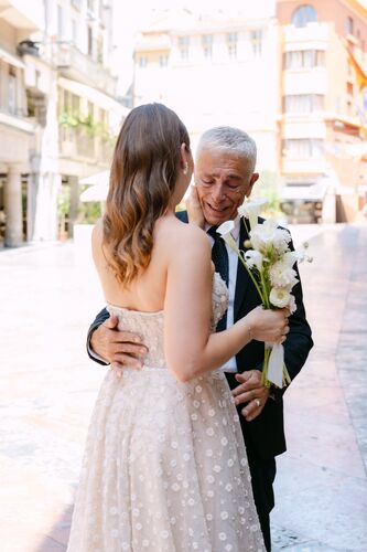 Mariée accompagnée par son père dans les rues de Perpignan