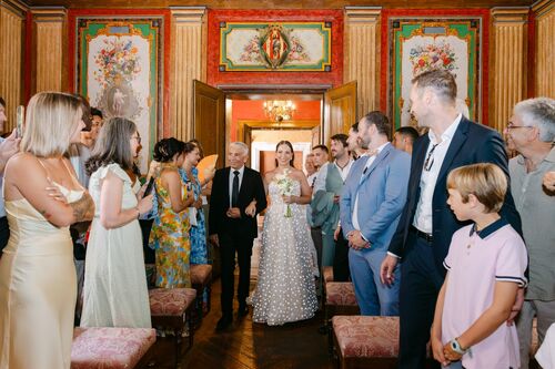 Entrée de la mariée dans la mairie entourée de ses proches