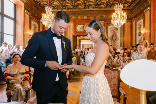 Échange des alliances lors de la cérémonie de mariage