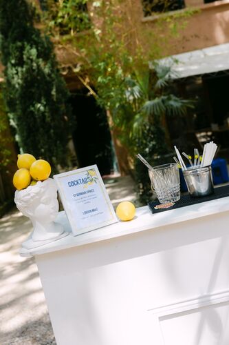 Bar à cocktails et citronnade lors du mariage au Château las Collas
