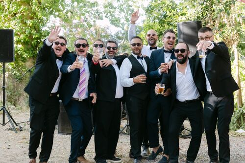 Marié entouré de ses amis lors du mariage au Château las Collas