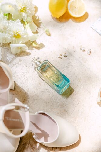 flatlay de la mariée lors d'un mariage au Château las Collas
