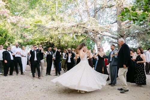 Première danse des mariés dans les jardins du Château las Collas