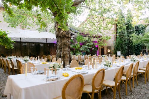 Décoration des tables pensée par Promesses by Norma sous les arbres au Château las Collas