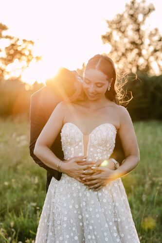 Portrait de la mariée au coucher du soleil dans les jardins du château Las Collas