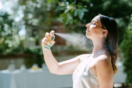 Mariée se parfumant dans le jardin du Château las Collas