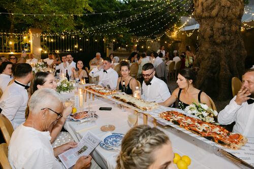 Dîner de mariage et invités autour d'une grande table