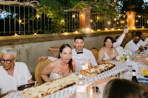 Mariés partageant un dîner sous les guirlandes lumineuses