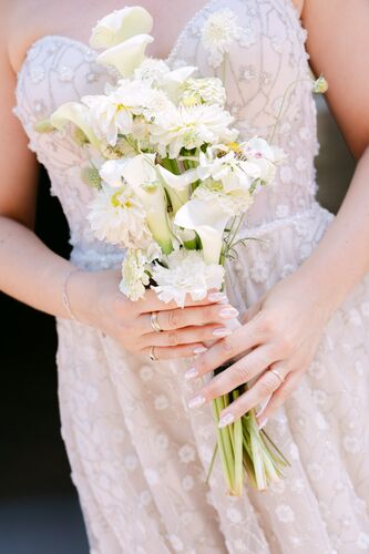 Bouquet de mariée blanc par Studio Printemps 96 au Château las Collas