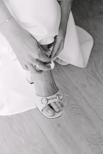 Mariée enfilant ses chaussures Gucci avant la cérémonie