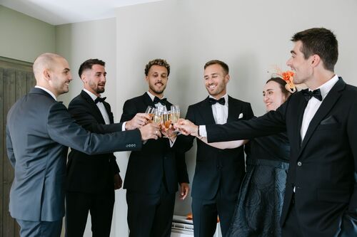 Marié trinquant avec ses proches pendant ses préparatifs