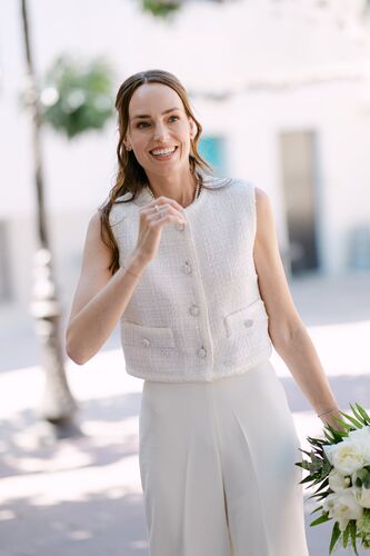 Portrait de la mariée avec son bouquet à la mairie