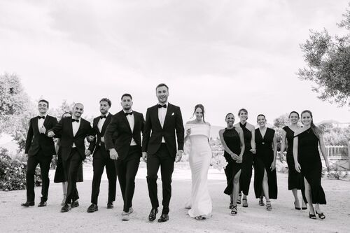 Portrait de groupe des mariés et de leurs invités en noir et blanc