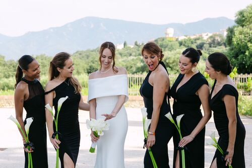 Mariée entourée de ses demoiselles d'honneur au Château Montana