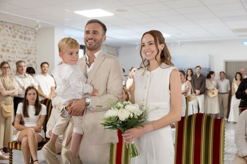 Mariés avec leur enfant pendant la cérémonie de mariage