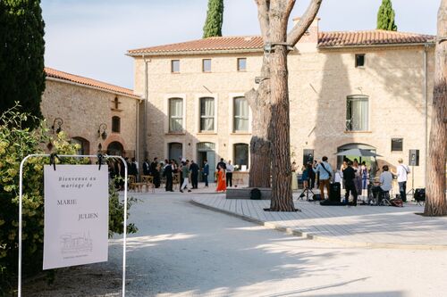 Cour du Château Montana décorée pour le mariage de Marie et Julien