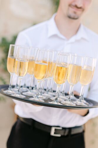 Coupe de champagne servie pendant le cocktail du mariage