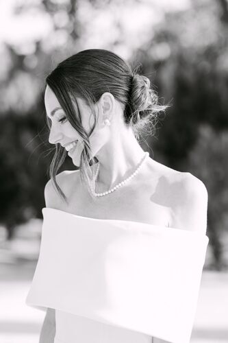 Portrait de la mariée en noir et blanc dans les jardins
