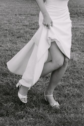 Détail de la robe et des chaussures de la mariée
