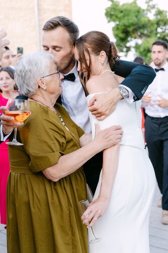 Mariée embrassant une proche pendant le cocktail