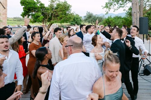 Invités célébrant les mariés pendant le cocktail