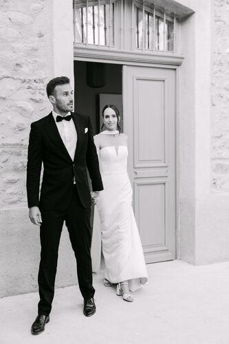 Portrait des mariés devant le Château Montana en noir et blanc