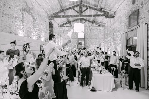 Entrée en salle des mariés pendant la soirée de mariage au Château Montana