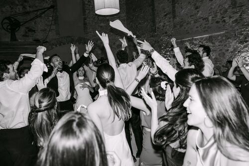 Invités dansant pendant la soirée en noir et blanc