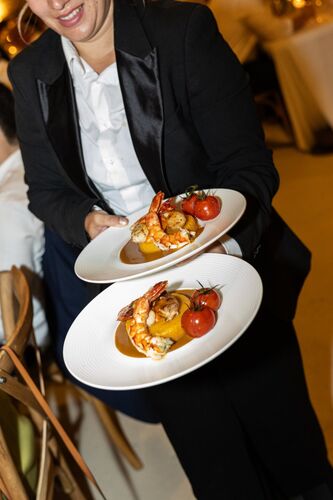Assiettes servies pendant le dîner de mariage par Mele Traiteur