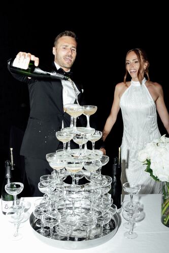 Mariés devant une fontaine de champagne pendant la soirée