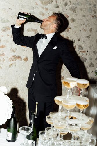 Marié buvant du champagne pendant la soirée
