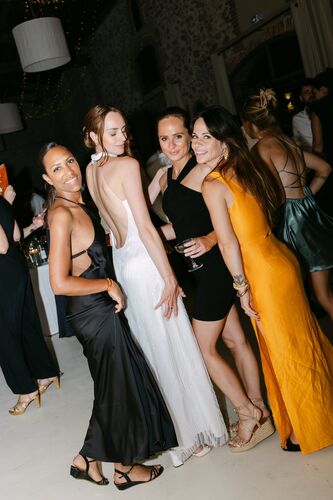 Invitées réunies pendant la soirée de mariage