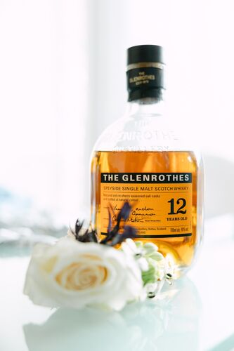 Bouteille de whisky et fleur blanche lors du mariage