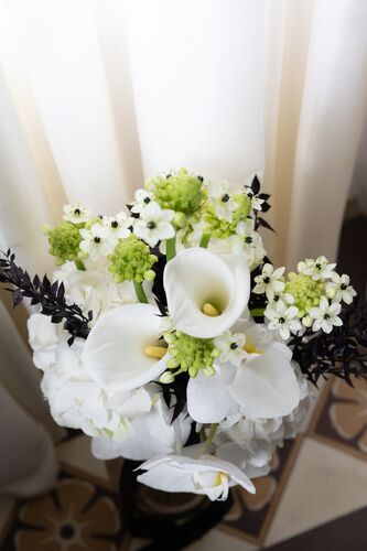 Bouquet de mariée moderne et élégant au Château Valmy