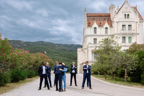 Témoins du marié devant le Château Valmy