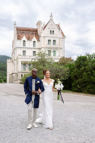 Arrivée de la mariée au bras de son père devant le Château Valmy après la cérémonie