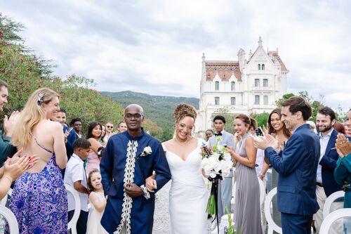 Arrivée de la mariée au bras de son père devant le Château Valmy après la cérémonie