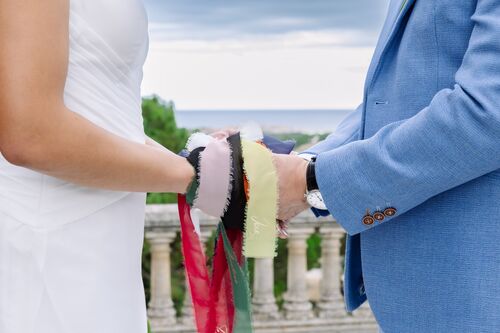 Rituel du handfasting lors de la cérémonie laïque au Château Valmy