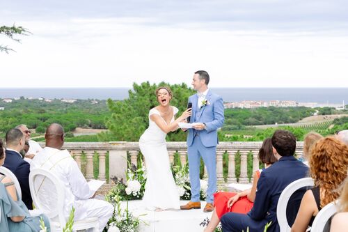 Mariés pendant leur cérémonie laïque avec vue sur la mer
