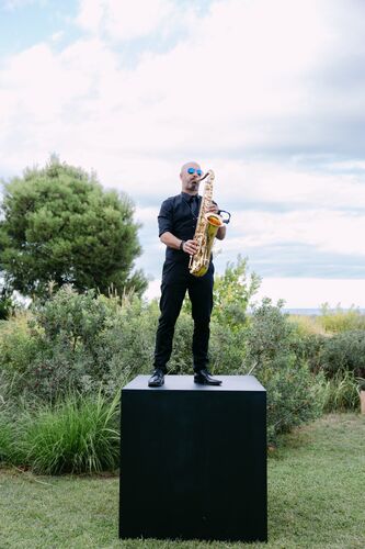 Saxophoniste Seb Sax pendant le cocktail du mariage au Château Valmy