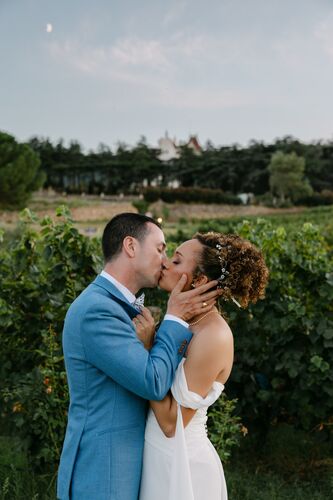 Baiser des mariés dans les jardins du Château Valmy