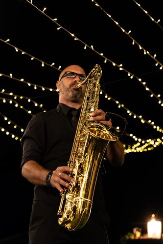 Saxophoniste jouant pendant la soirée de mariage