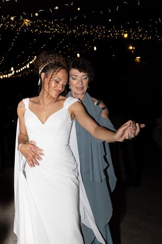Mariée dansant avec sa mère pendant la soirée