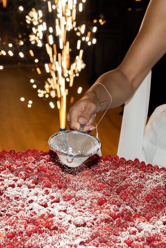 Découpe du gâteau de mariage avec des étincelles