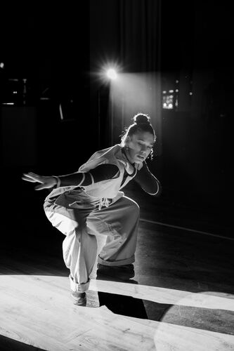 Danseuse réalisant une performance pendant la soirée de mariage