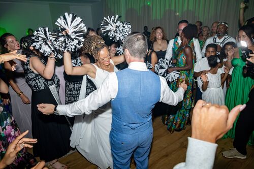 Invités dansant pendant la soirée de mariage